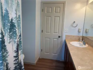 upper full bathroom
