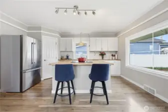 The kitchen with eating space is sparkling!