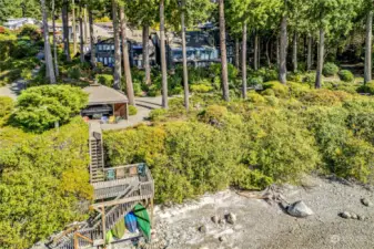 Grab your kayak and head to the shore for an evening paddle. Afterways, leave your kayak in the storage area, conveniently located close to the beach and steps from your home!