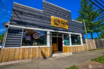 Just a few minutes from your front door, the Pie Dive Bar serves up handmade pies, craft cocktails, and down-to-earth camaraderie in a setting as original as the name. Whether you’re fueling up after a day on the river or introducing guests to Gold Bar’s hidden gems, this neighborhood hangout completes the River House experience—where the adventure doesn’t stop at the property line.