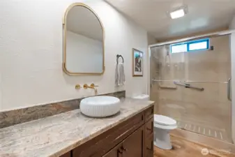 Curbless showers offer a sleek, modern design that’s both elegant and easy to maintain.