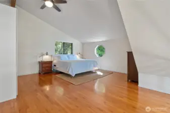 With hardwood floors and ample space, this area fosters a tranquil and relaxing atmosphere.