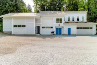 2900 sq ft shop with heat and a/c and apartment
