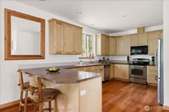 Bright and full kitchen for all your culinary needs.