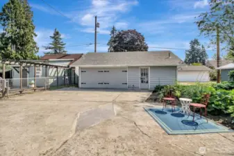 2 car detached garage plus ADU.  Rental income...???