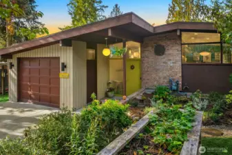 Welcome to 10559 41st Place NE in Matthews Beach!