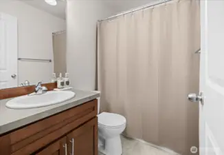 Classic full bathroom, conveniently located near the secondary bedroom and loft
