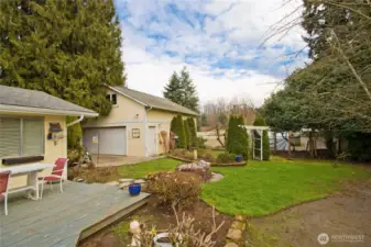 Minutes from city of Auburn amenities, yet feels like you're far away in a private peaceful back yard.