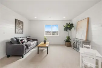 Versatile Loft with View OF Mount Rainer
