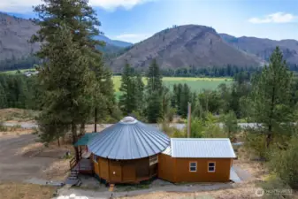Only a couple miles to the Methow trails, Winthrop library, Winthrop skating rink, and Barnyard Cinema.