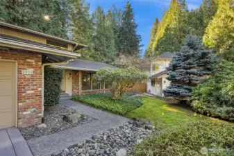 Walkway entrance to the hom