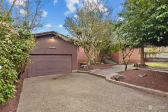 Front driveway to home with 2 car garage