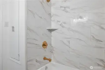 Tile tub surround