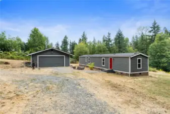 Nice turnaround drive way has many opportunities and tons of parking.