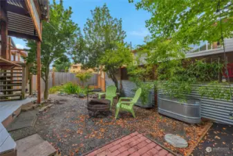 Another angle of the back yard. Imagine what bench-like seating would look like all along the base of the deck. On second thought, don't come, I may just buy this house for myself! ??