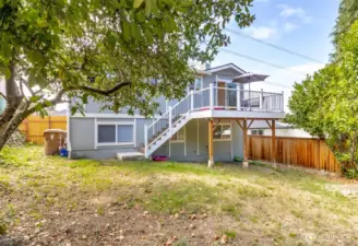 Large fully fenced & private back yard