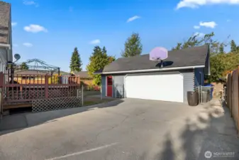 Nice detached 2 car garage / shop!