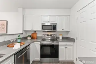 Efiicient Kitchen, new applianes and new quartz countertops