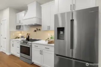 Photographs are for illustrative purposes only. Features, finishes, interior/exterior colors, landscaping and floorplan shown may vary from actual homes built