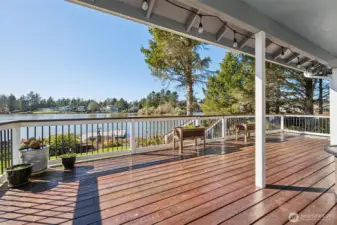 Large back deck perfect for entertaining.