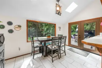 Dining Area – Opens to backyard—perfect for meals with a view or indoor/outdoor entertaining.