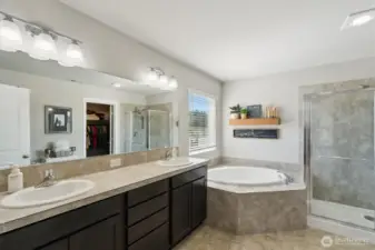Main Bed bathroom
