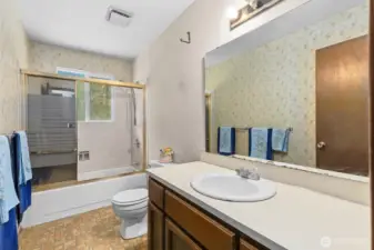 Hallway Full Bath (Upper Level)