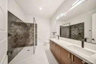 Main level en-suite bathroom.