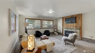 Downstairs living area with gas fireplace, perfect to entertaining or watching the game!