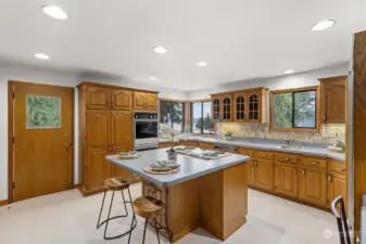 Huge Kitchen with double oven