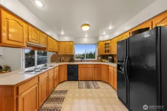 Abundant storage options with so many upper and lower cabinets