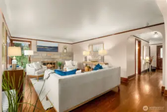 Lovely coved ceilings & picture railings