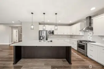 large island in kitchen, breakfast bar