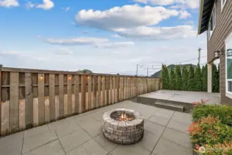 Outdoor gas fireplace