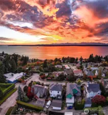 Carleton Park Setting  Set high on Magnolia Bluff, this architect-designed mid-century residence occupies a wooded corner parcel in one of Magnolia’s most established neighborhoods.