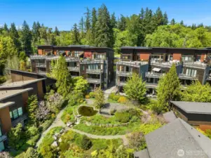 Welcome to beautiful Vineyard Land Condominiums, a community unparalleled in so many ways – with award-winning construction, stunning landscaping, and the feel of a secluded enclave despite easy proximity to the ferry and all Winslow’s amenities.