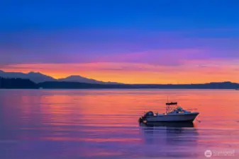 Enjoy a daily show of colors, wildlife and marine activity, inspiring living painting right from the comfort of your home. Here, views shift with the weather and seasons: Puget Sound also called the Salish Sea, the islands across the way (from left to right: Vashon, Blake and Bainbridge) and the dramatic profile of the Olympic Range.