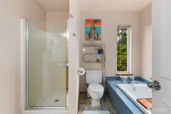 en-suite bath with soaking tub