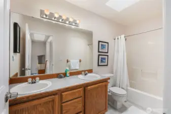 guest bath w/ dual sink and full tub / shower
