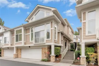 Kirkland High Pointe, End-unit, Townhome in prime Kirkland location