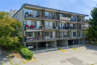 Built in 1969, Green West is a hop, skip or jump from Phinney Ridge, Fremont, Ballard, Wallingford, Green Lake, Woodlawn Park and so much more!