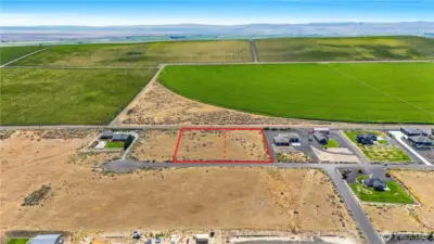 Expansive 1.17± acre homesite overlooking the Potholes Reservoir
