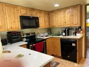 kitchen has a buildin microwave, diswasher and glass top stove