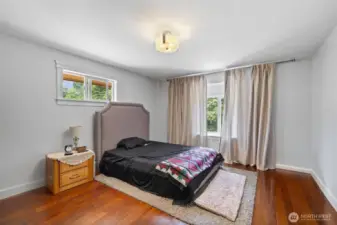 Spacious bedroom with Full Bathroom