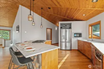Large eating bar with room for 6 people