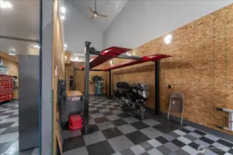 22'x10' ceilings and 400 amp power