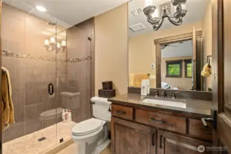 Upstairs ensuite bathroom