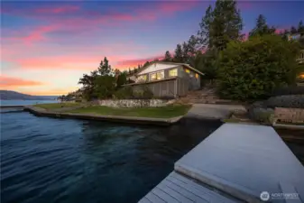 The Cottage at Lake Chelan. 70ft of Waterfront Private Dock