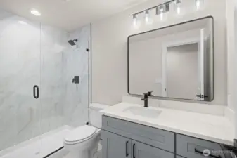 Main En-Suite Bathroom