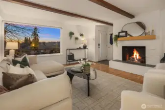 Picture-window sunsets that stop you mid-conversation. Privacy, light, and a sense of arrival—without being cut off from the city.